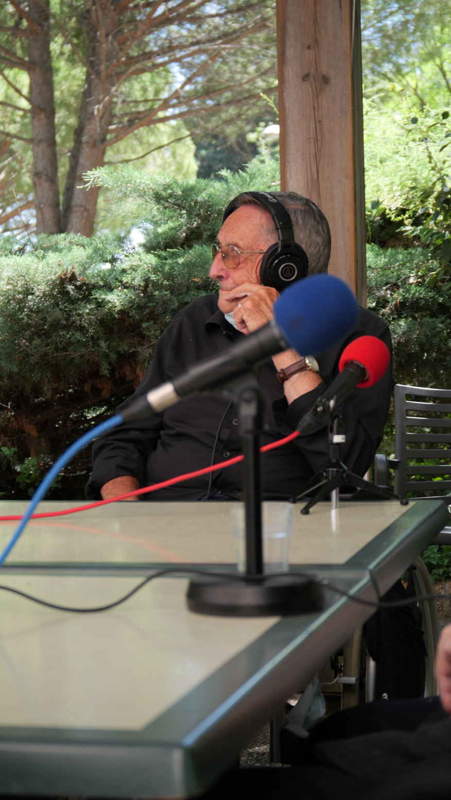 Photo d'un atelier avec une personne âgée en arrière plan