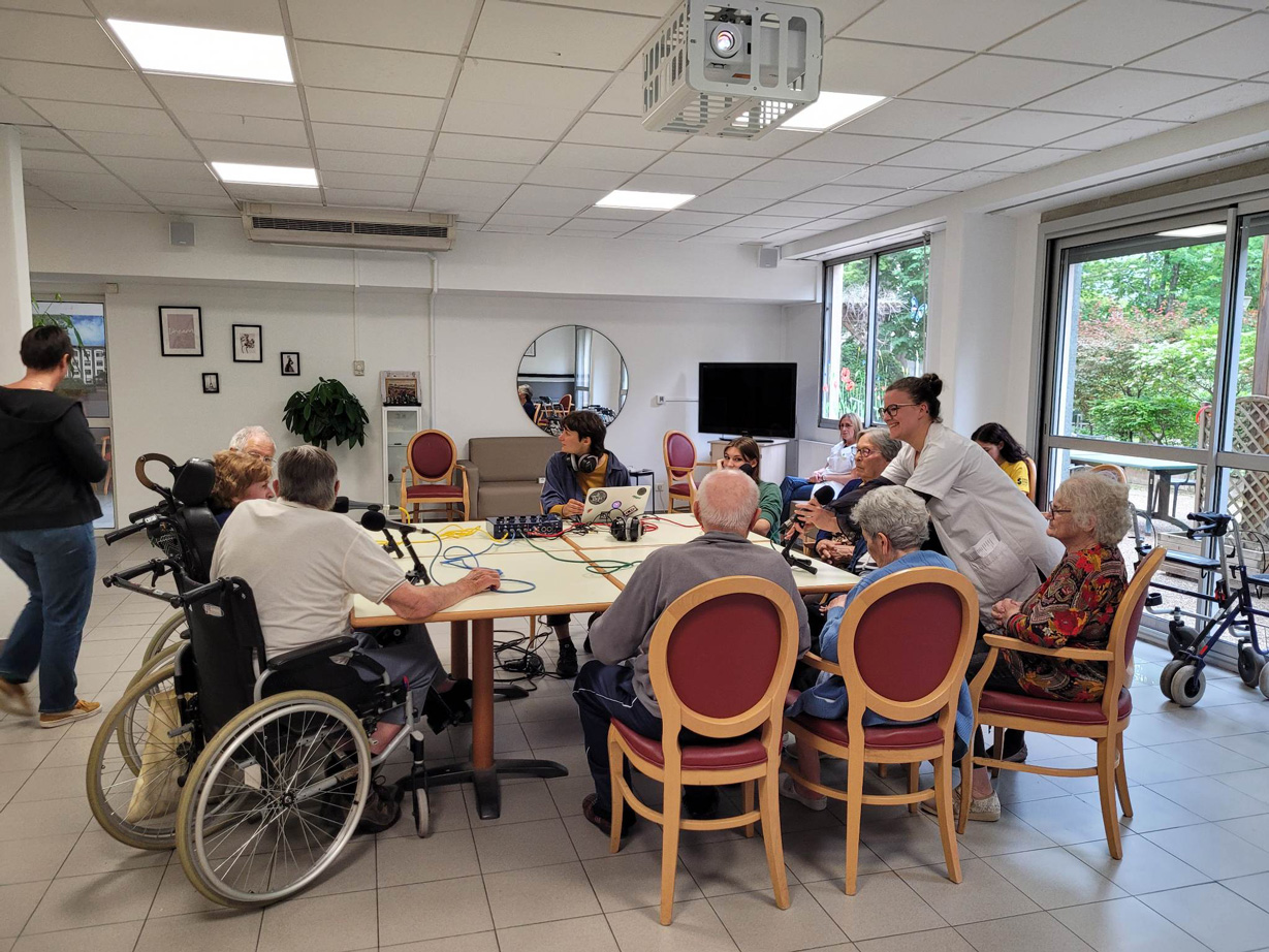 Photo d'un atelier avec plusieurs personnes âgées en ehpad