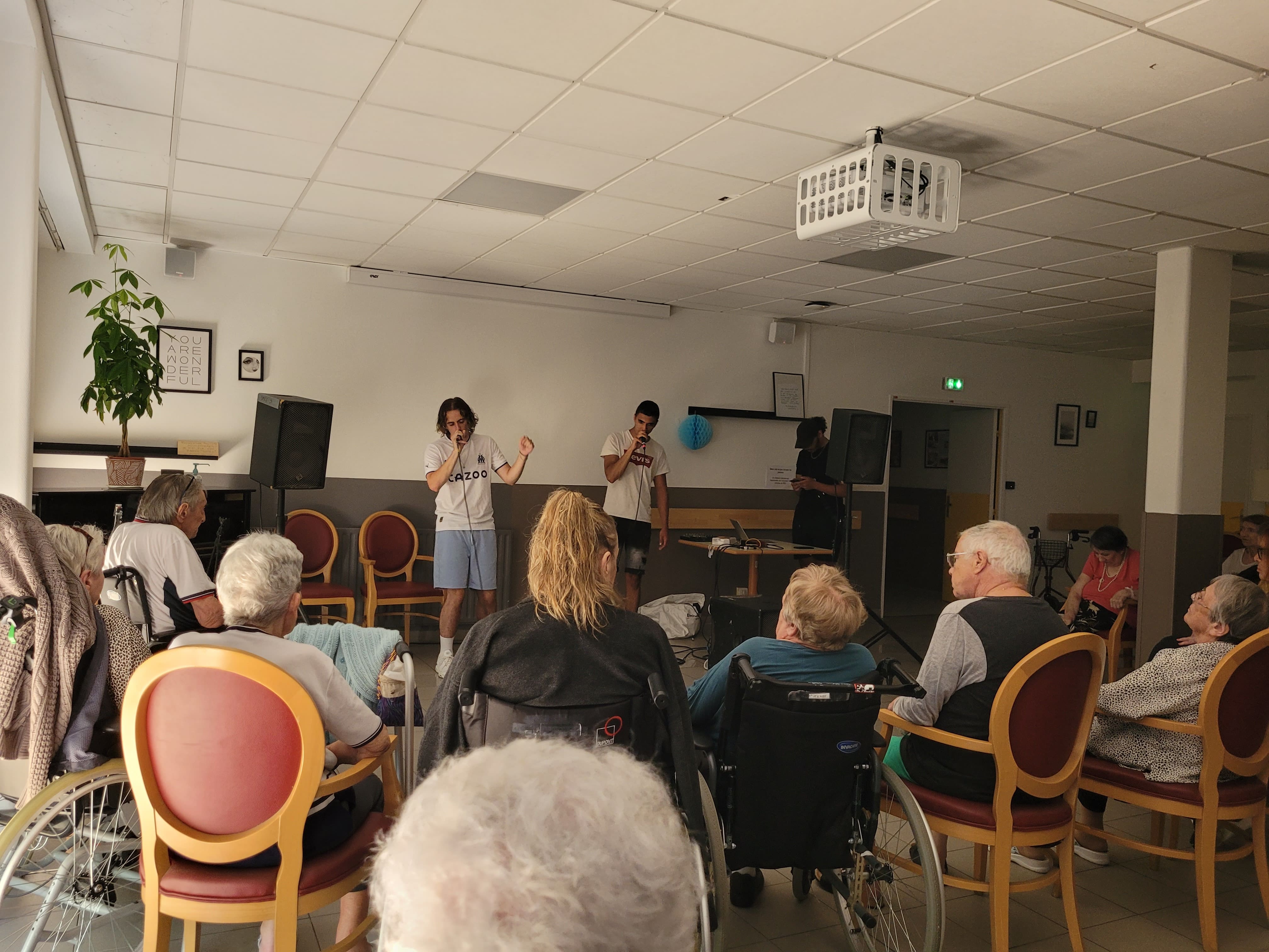 concert des rappeurs Syka et Lejy devant les résidents de l'EHPAD